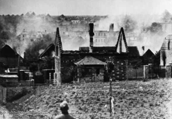 Das Massaker von Lidice – Das Dorf von SS-Angehörigen in Brand gesteckt (1. Juli 1942)